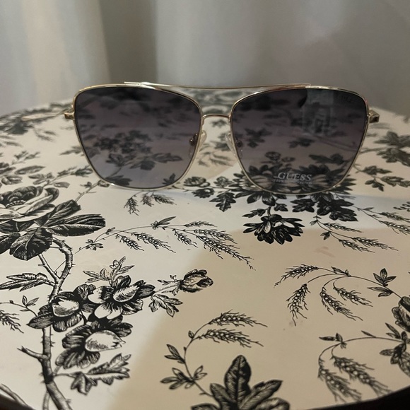 New with tag guess sunglasses - Picture 1 of 7